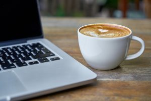 laptop met koffie